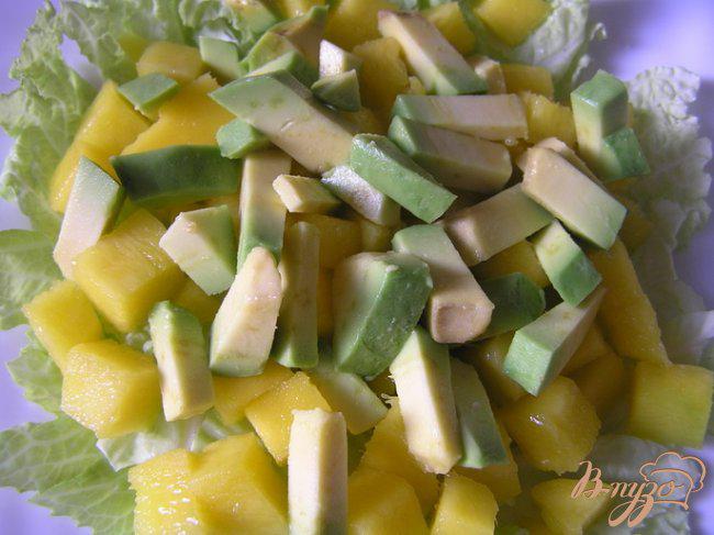 Фото приготовление рецепта: Салат с манго и авокадо в пикантной заправке шаг №3