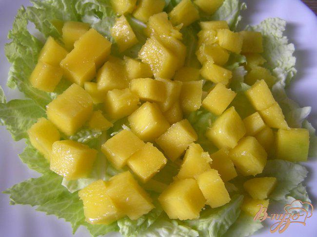 Фото приготовление рецепта: Салат с манго и авокадо в пикантной заправке шаг №2