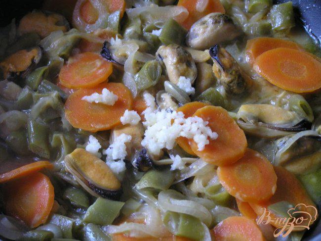Фото приготовление рецепта: Мидии с овощами и горчицей в белом вине шаг №5