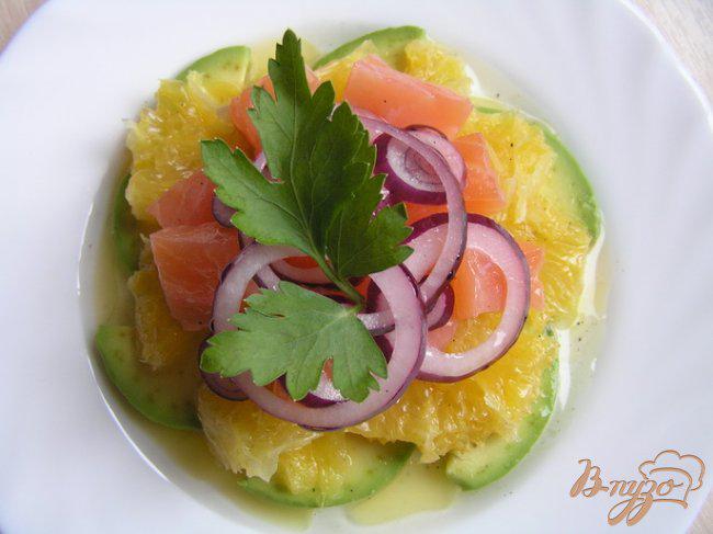 Фото приготовление рецепта: Салат с семгой, апельсином и авокадо шаг №3