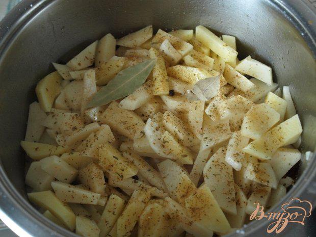 Фото приготовление рецепта: Курица ,тушеная с картофелем шаг №2