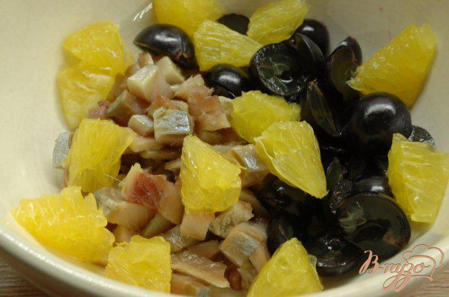Фото приготовление рецепта: Салат с сельдью и виноградом шаг №2