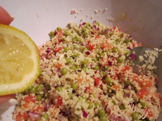 Фото приготовление рецепта: Легкий салат с крупой шаг №2