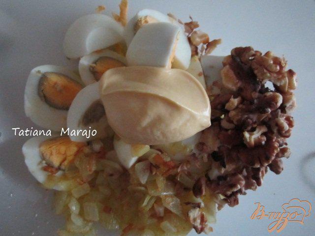 Фото приготовление рецепта: Яичный паштет с орехами шаг №1