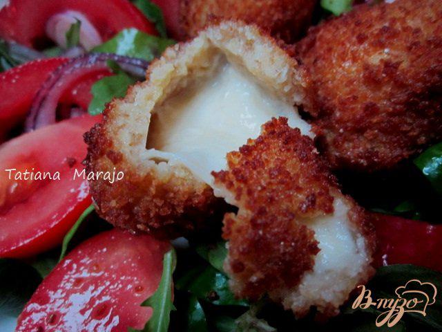 Фото приготовление рецепта: Салат с жаренной моцареллой и томатами шаг №6