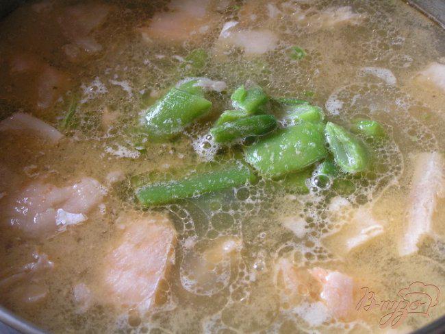 Фото приготовление рецепта: Суп с форелью и лососем шаг №4