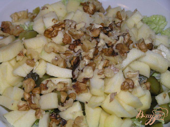 Фото приготовление рецепта: Салат с яблоком и грецкими орехами шаг №2