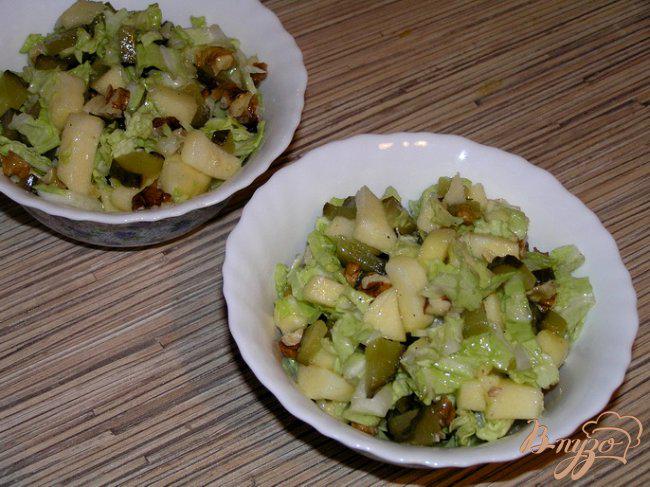 Фото приготовление рецепта: Салат с яблоком и грецкими орехами шаг №4
