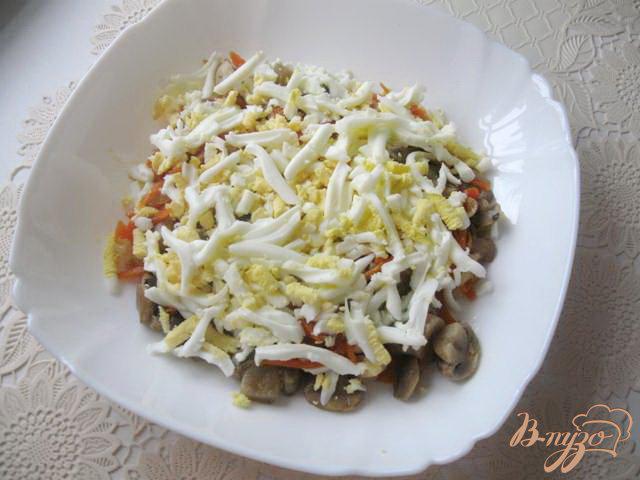 Фото приготовление рецепта: Салат с сардиной и грибами шаг №2