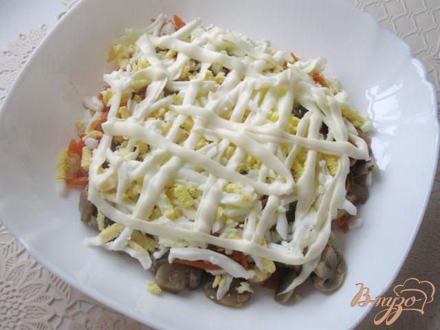 Фото приготовление рецепта: Салат с сардиной и грибами шаг №3