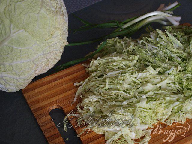 Фото приготовление рецепта: Салат из савойской капусты с хурмой и перепелиными яйцами шаг №1