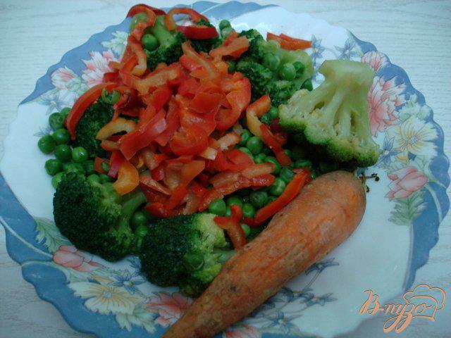 Фото приготовление рецепта: Заливное с курицей и овощами. шаг №2