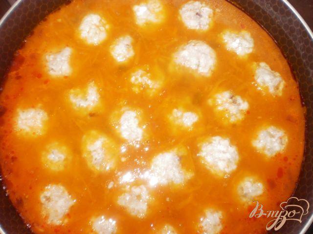 Фото приготовление рецепта: Вкусные фрикадельки в томатном соусе шаг №5