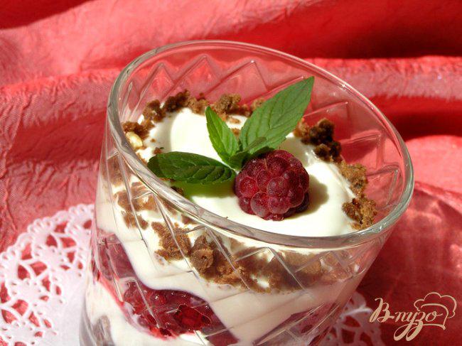 Фото приготовление рецепта: Шоколадно-сливочный десерт с малиной шаг №5
