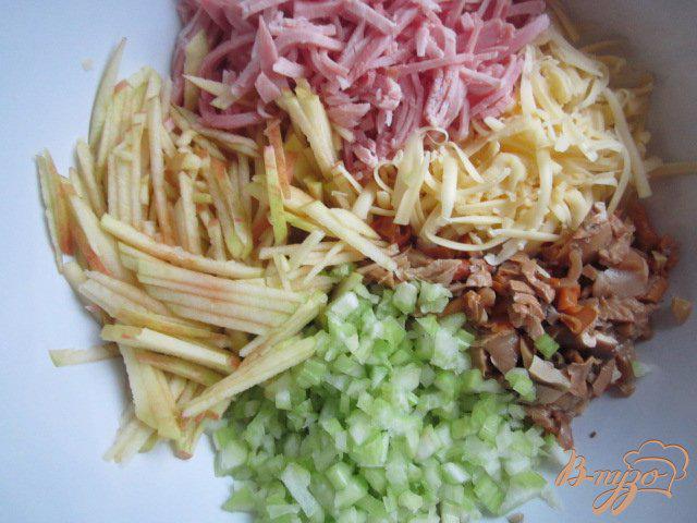 Фото приготовление рецепта: Салат с пикантной заправкой шаг №6