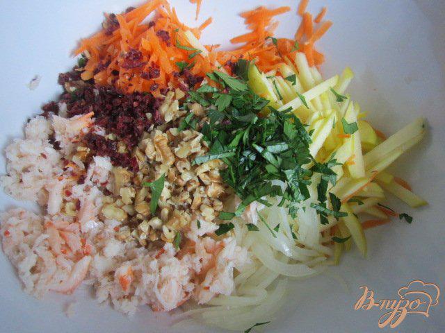 Фото приготовление рецепта: Дамский салатик с крабами шаг №4