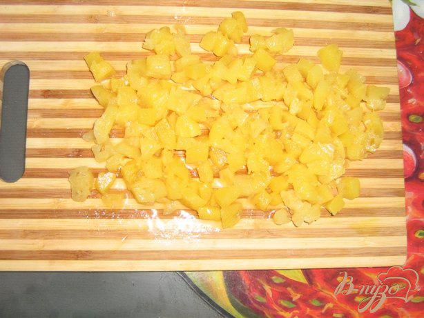 Фото приготовление рецепта: Салат с сельдереем, куриным филе и ананасами шаг №4