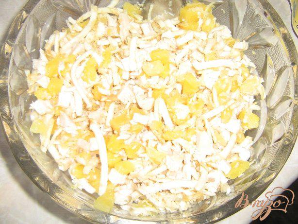 Фото приготовление рецепта: Салат с сельдереем, куриным филе и ананасами шаг №6