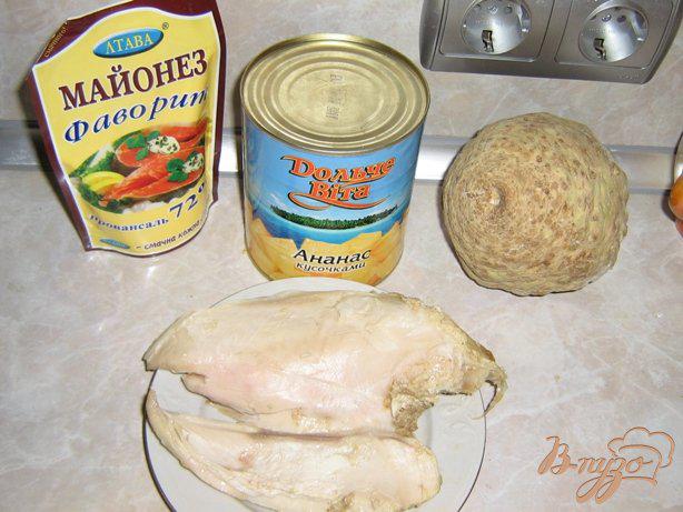 Фото приготовление рецепта: Салат с сельдереем, куриным филе и ананасами шаг №1