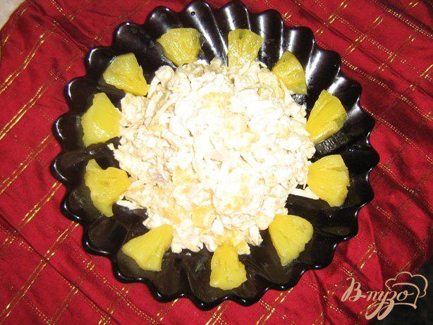 Фото приготовление рецепта: Салат с сельдереем, куриным филе и ананасами шаг №7