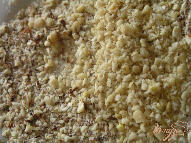 Фото приготовление рецепта: Шницель с мятой, миндалем и кедровыми орешками шаг №2