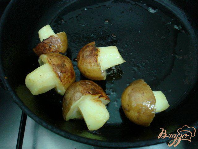 Фото приготовление рецепта: Грибочки из картофеля шаг №3