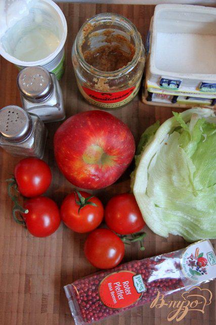 Фото приготовление рецепта: Салат из помидоров и яблок под острой сметанной заливкой шаг №1