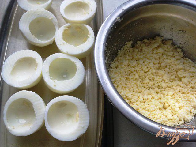 Фото приготовление рецепта: Фаршированные грибами яйца шаг №7