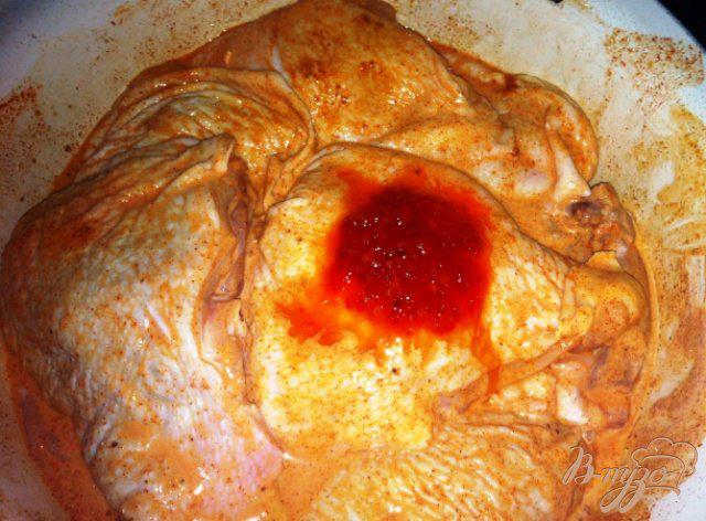 Фото приготовление рецепта: Куриные бедрышки, запеченные под сырной корочкой шаг №4
