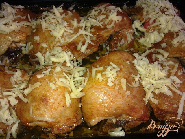 Фото приготовление рецепта: Куриные бедрышки, запеченные под сырной корочкой шаг №7