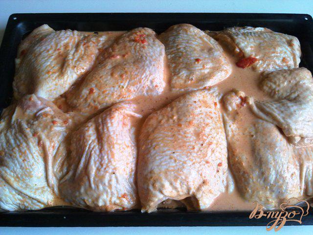 Фото приготовление рецепта: Куриные бедрышки, запеченные под сырной корочкой шаг №5