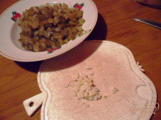 Фото приготовление рецепта: Куриный салат с орехами «Рождественский» шаг №2