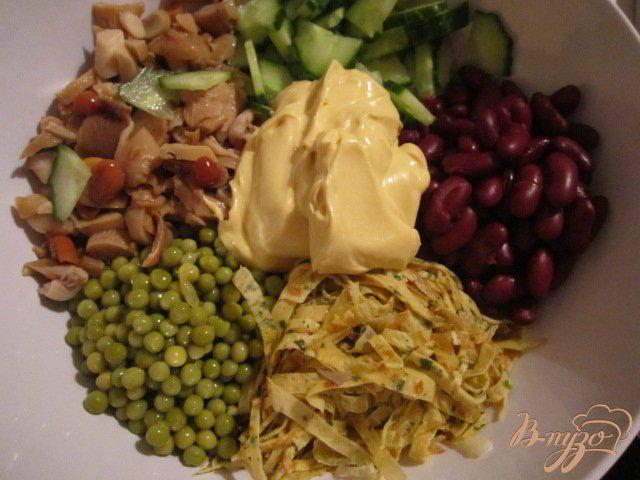 Фото приготовление рецепта: Салат из яичных блинчиков шаг №5