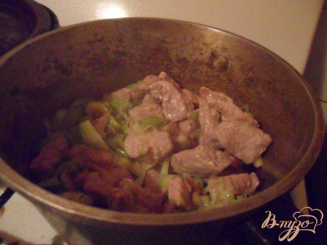 Фото приготовление рецепта: Свинина с луком - пореем шаг №4