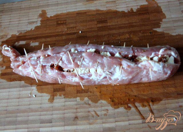 Фото приготовление рецепта: Нежнейшая вырезка, фаршированная вялеными томатами и фетой шаг №4