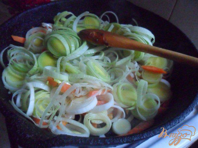 Фото приготовление рецепта: Сырный суп с креветками «Послепраздничный» шаг №3
