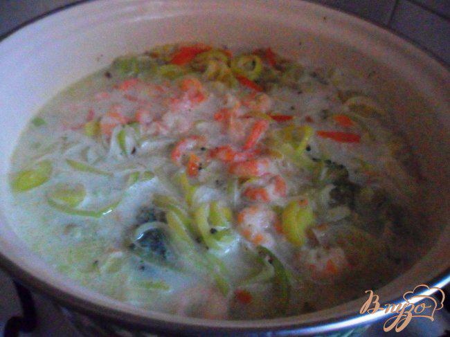 Фото приготовление рецепта: Сырный суп с креветками «Послепраздничный» шаг №4
