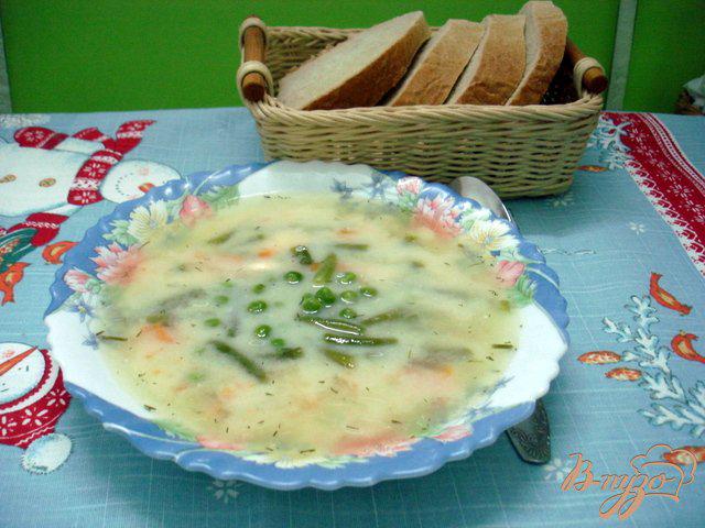 Фото приготовление рецепта: Суп с горошком, фасолью и сыром шаг №6
