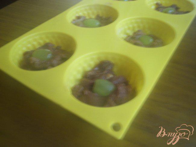 Фото приготовление рецепта: Шоколадные кексы с виноградом шаг №4