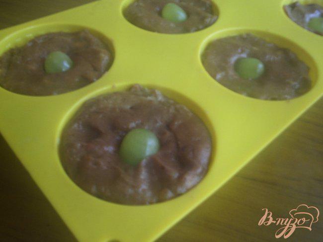 Фото приготовление рецепта: Шоколадные кексы с виноградом шаг №5