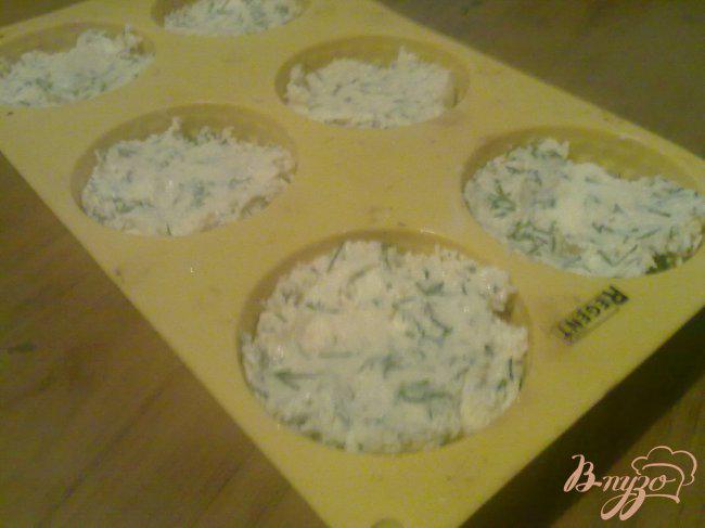 Фото приготовление рецепта: Сырные кексы с укропом и тмином шаг №5