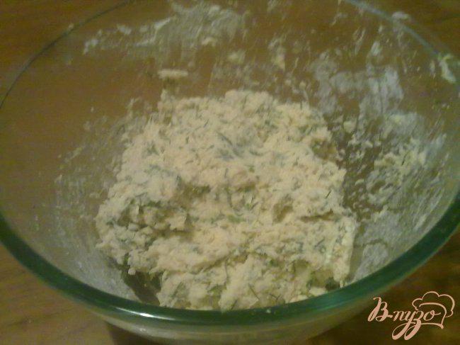 Фото приготовление рецепта: Сырные кексы с укропом и тмином шаг №4