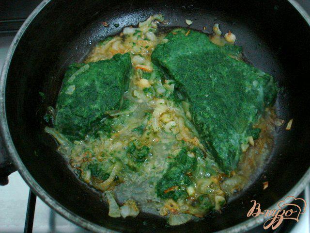 Фото приготовление рецепта: Лосось под сливочно шпинатным соусом шаг №4