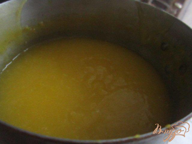 Фото приготовление рецепта: Блинная лапша с карамелизированными бананами и апельсиновым соусом шаг №4