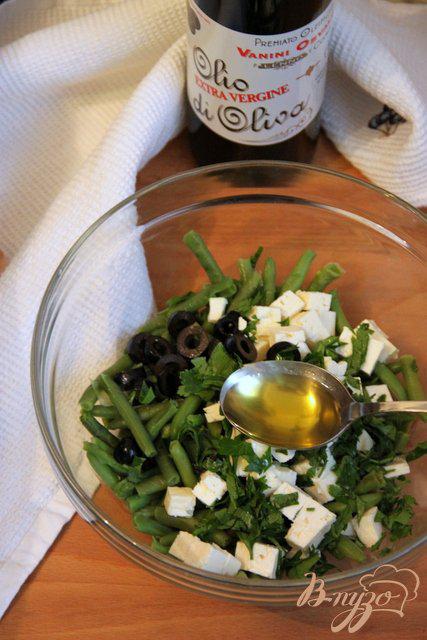 Фото приготовление рецепта: Салат из спаржевой фасоли, брынзы и маслин шаг №4