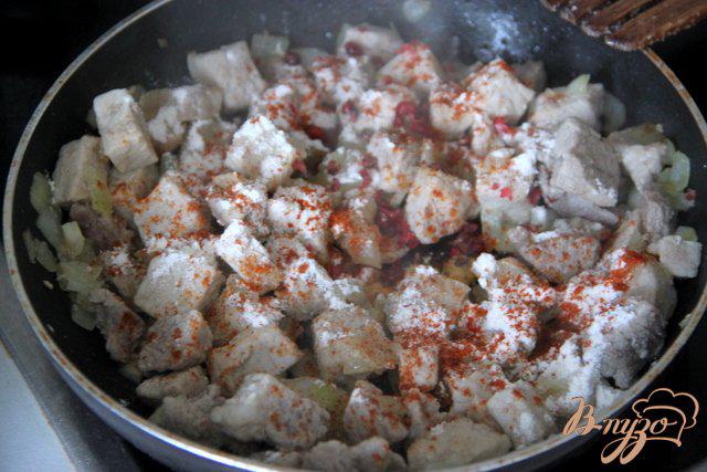 Фото приготовление рецепта: Пенне со свининой в кремовом соусе шаг №5