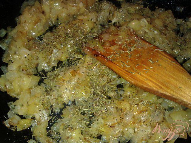 Фото приготовление рецепта: Куриный паштет с персиками и карамелизированным луком. шаг №3