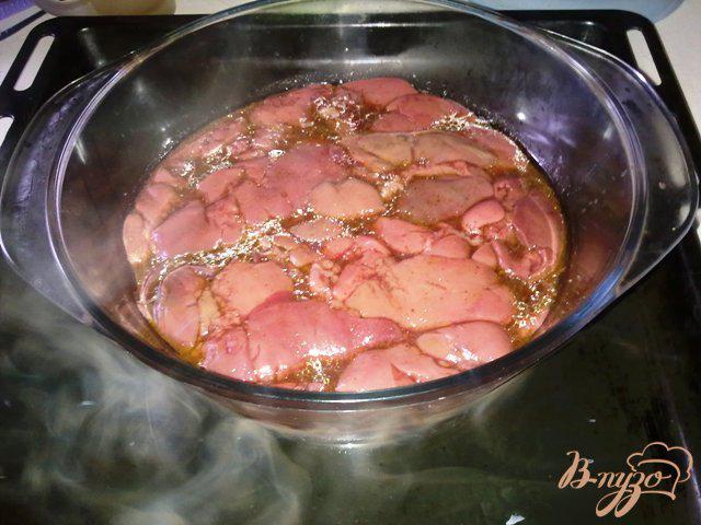 Фото приготовление рецепта: Куриный паштет с персиками и карамелизированным луком. шаг №2