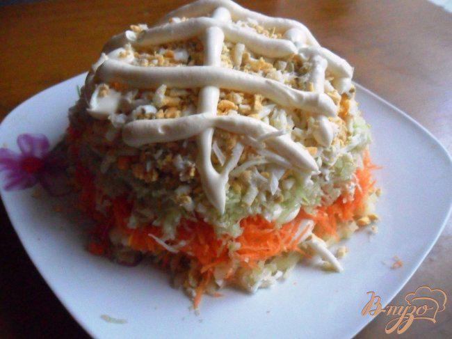 Фото приготовление рецепта: Слоёный овощной салат с редькой шаг №3
