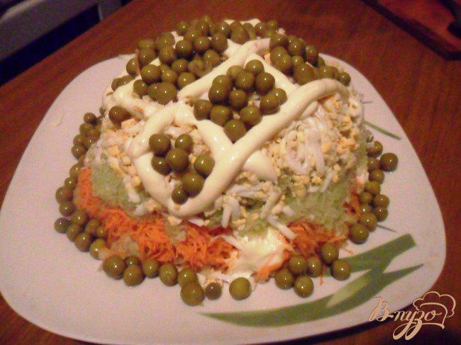 Фото приготовление рецепта: Слоёный овощной салат с редькой шаг №4